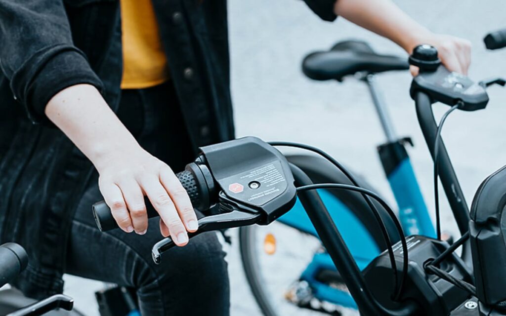 自転車のハンドルを握る手元写真